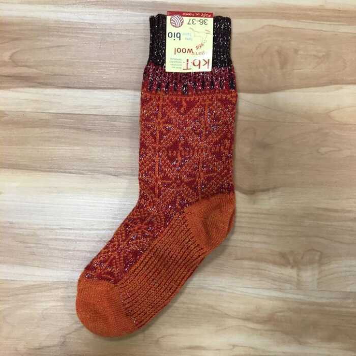 Hirsch Natur Eiskristallmustersocke mit Metallfaden hummer/mango Wolle kbT