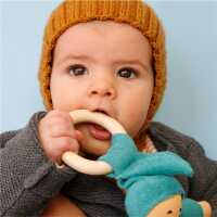 Nanchen Pimpel mit Ring Ahorn Baby Schmusepuppe 22cm
